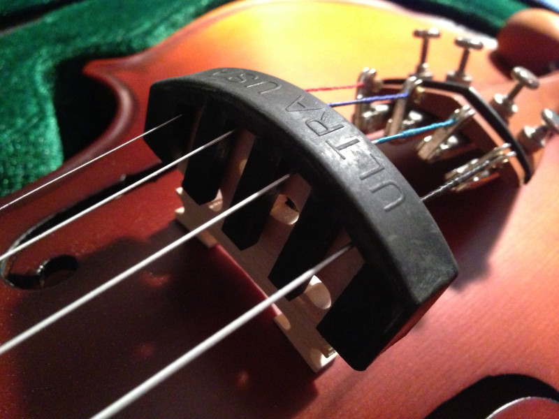Die Violine mit aufgesetztem Dämpfer